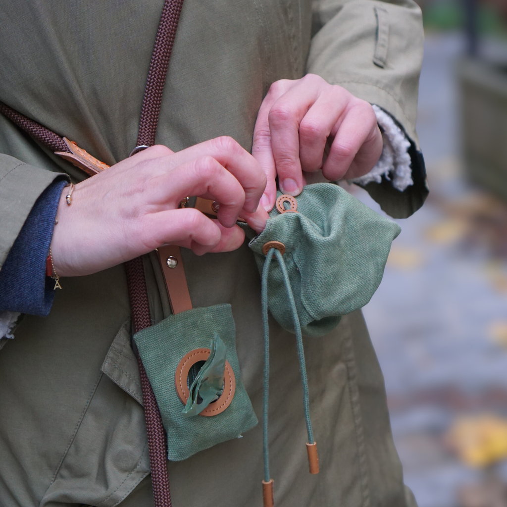 Set mit Futter- und Wassernapf und Kotbeutelhalter